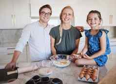 家庭厨房快乐烘焙肖像成键时间孩子首页年轻的高加索人父母教学女儿烹饪准备技能有趣的家庭活动