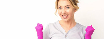 快乐高加索人女人医生穿粉红色的手套庆祝提高的拳头白色背景