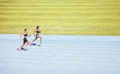 模型空间跑步者女人锻炼培训运行跟踪比赛健康女运动员跑步者锻炼短跑竞争比赛场竞技场运动服装