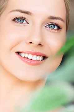 自然美完美的白色牙齿健康的微笑美丽的女人自然护肤品化妆品牙科护理