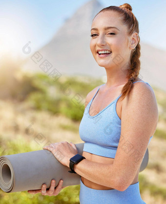 健身户外瑜伽女人微笑席太阳健康健康快乐夏天锻炼自然体育动机女孩在户外准备好了锻炼伸展运动
