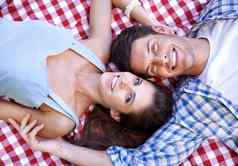 分享浪漫的野餐快乐年轻的夫妇享受野餐夏天太阳