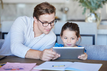 教育学习父亲孩子数字平板电脑距离学习平板电脑首页快乐女孩父成键在家教育教训在线教育程序