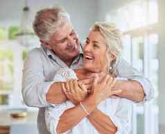 高级夫妇快乐拥抱爱支持护理的关系首页拥抱债券微笑浪漫结婚了退休上了年纪的男人。女人退休庆祝婚姻