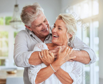 高级夫妇快乐拥抱爱支持护理的关系首页拥抱债券微笑浪漫结婚了退休上了年纪的男人。女人退休庆祝婚姻