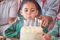 生日蛋糕女孩蜡烛快乐兴奋聚会，派对庆祝活动家庭孩子们事件生日聚会，派对有趣的孩子吹享受生日蛋糕蜡烛特殊的一天