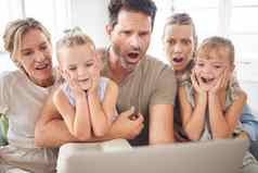 家庭哇流媒体电影孩子们惊喜在线电子邮件冲击恐怖电影订阅服务通知网络移动PC父母祖母害怕新闻科技