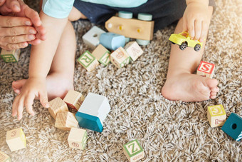 特写镜头婴儿学习玩具块谜题火车手眼睛协调地板上首页年轻的孩子学习教育游戏地毯认知发展有趣的房子