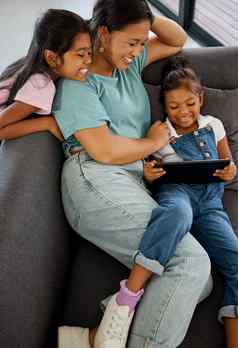 放松妈妈。流媒体平板电脑孩子们娱乐沙发舒适的家庭首页菲律宾妈妈成键年轻的孩子们看互联网卡通视频应用程序