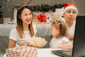 舒适的家庭圣诞节看视频移动PC快乐有趣的圣诞节假期电影晚上视频链接
