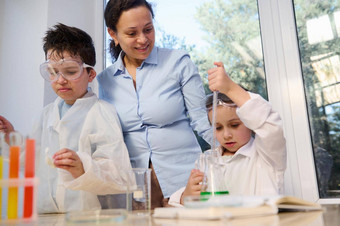 快乐学校孩子们科学家科学实验化学实验室学习化学
