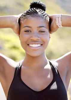 体育运动健身肖像体育女人站户外运行锻炼培训锻炼健康健康生活方式年轻的女运动员跑步者