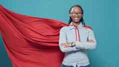 非洲美国女人摆姿势超级英雄红色的飞行角