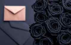 爱信花交付情人节一天奢侈品花束玫瑰卡木炭背景浪漫的假期设计