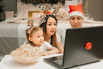 舒适的家庭圣诞节看视频移动PC快乐有趣的圣诞节假期电影晚上视频链接