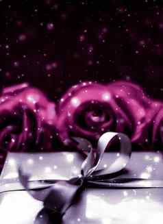 奢侈品假期银礼物盒子粉红色的玫瑰圣诞节情人节一天生日现在