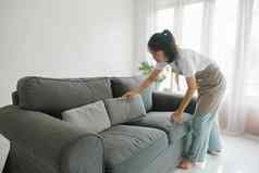 女人清洁安排沙发垫子首页