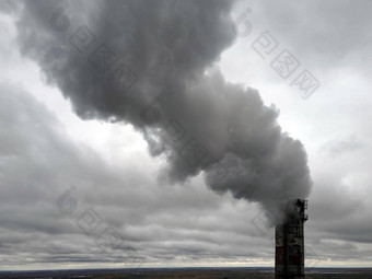 大气污染有害的排放全球气候变暖生态问题烟雾缭绕的烟囱权力植物空中视图电权力一代权力植物燃烧煤炭厚烟燃料