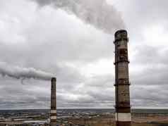 大气污染有害的排放全球气候变暖生态问题烟雾缭绕的烟囱权力植物空中视图电权力一代权力植物燃烧煤炭厚烟燃料