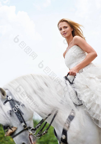 惊人的在<strong>骏马</strong>婚礼一天华丽的新娘摆姿势婚礼照片在白色马