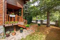 木玄关楼梯小屋舒适的草坪上村夏天假期新鲜的空气放松概念