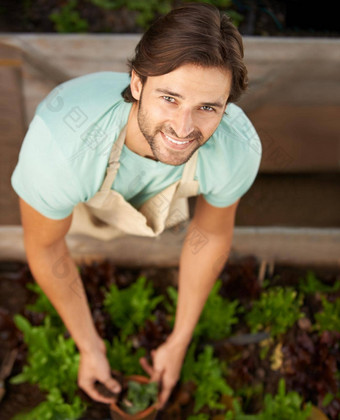 提供植物<strong>盆栽</strong>房屋英俊的男人。<strong>盆栽</strong>植物托儿所