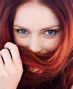 激烈的美特写镜头可爱的红发的年轻的女人相机