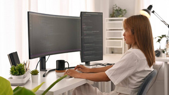 一边视图集中年轻的女人软件开发人员工作编码数据明亮的现代办公室