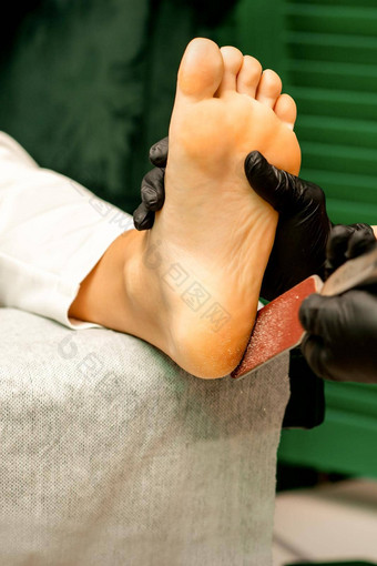 pedicurist摩擦非常特殊的刨丝器修脚治疗美沙龙