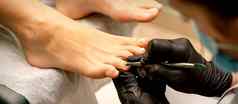 专业修脚过程角质层删除女脚趾水疗中心沙龙概念美