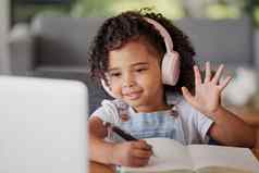 视频调用移动PC教育孩子波在线类沟通谈话说话首页学习自主学习问题远程学生女孩笔笔记本