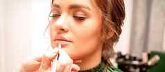 嘴唇化妆化妆艺术家适用于轮廓铅笔嘴唇年轻的女人美沙龙