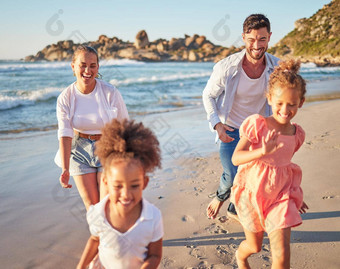 海滩夏天旅行家庭运行沙子墨西哥假期有趣的<strong>孩子</strong>们快乐<strong>妈妈</strong>。父亲债券追逐兴奋<strong>孩子</strong>们海洋假期<strong>打</strong>破太阳
