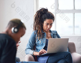 黑色的女人工作移动PC电脑互联网咖啡馆年轻的女学生工作项目非洲美国人坐着集中工作网络工作可移植的