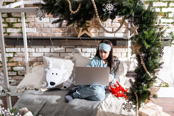 快乐女孩videocall父母家庭圣诞节假期孩子庆祝圣诞节夏娃在线虚拟闲谈，聊天会议会议