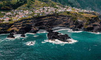 小城市seixal悬崖大西洋海洋海岸线空海滩海泡沫波木头岛葡萄牙空中摄影无人机