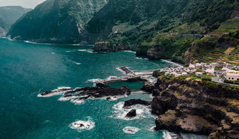 自然游泳池小城市悬崖大西洋海洋海岸线木头岛葡萄牙空中无人机摄影