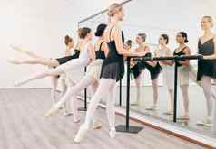 芭蕾舞学生镜子平衡工作室的姿势反射培训实践强大的健康的灵活的芭蕾舞女演员运动员类伸展运动腿巴利健身技术
