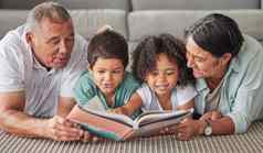 家庭书孩子们阅读发展增长首页爷爷奶奶地板上孩子们上了年纪的快乐人书故事图片鼓励有趣的学习研究