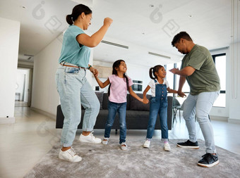 家庭跳舞快乐房子父母教学孩子们跳舞移动音乐微笑爱首页生活房间愚蠢的女孩孩子们玩有趣的妈妈。父亲休息室