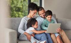 移动PC网络学习家庭沙发父母孩子们教育支持看卡通显示放松妈妈。父亲孩子们沙发上有趣的数字游戏流媒体在线