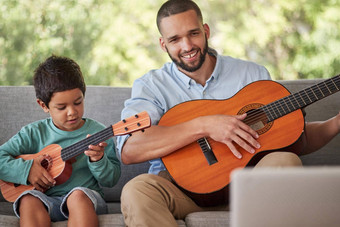 父亲教学孩子吉他学习音乐技能巴西首页快乐唱歌声音乐的仪器年轻的吉他手戏剧尤克里里琴培训音乐家爸爸有趣的家庭