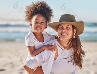 <strong>妈妈</strong>女孩海滩成键携带游戏海海洋墨西哥夏天家庭假期肖像<strong>微笑</strong>快乐女人<strong>妈妈</strong>。父非洲式发型孩子孩子女儿自然景观