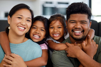 家庭微笑爱孩子们妈妈爸爸坐着休息室首页分享特殊的债券肖像快乐菲律宾男人。女人女孩孩子们拥抱父母