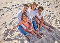 旅行放松沙子家庭海滩坎昆墨西哥假期夏天快乐爱支持微笑肖像父母孩子们假期健康健康生活方式