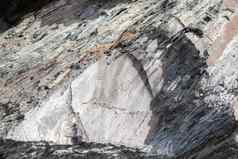 岩石雕刻古老的男人。岩石西伯利亚
