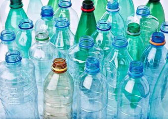塑料瓶空透明的回收容器水环境喝垃圾饮料
