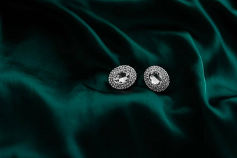 奢侈品钻石耳环黑暗翡翠绿色丝绸假期魅力Jewelery现在