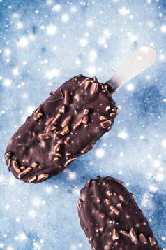 巧克力杏仁冰奶油大理石表格发光的雪冬天假期食物背景