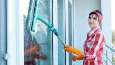 微笑高加索人美丽的女人家庭主妇快乐的女工人清洁服务手套清洁洗窗户特殊的拖把享受工作清洁夫人